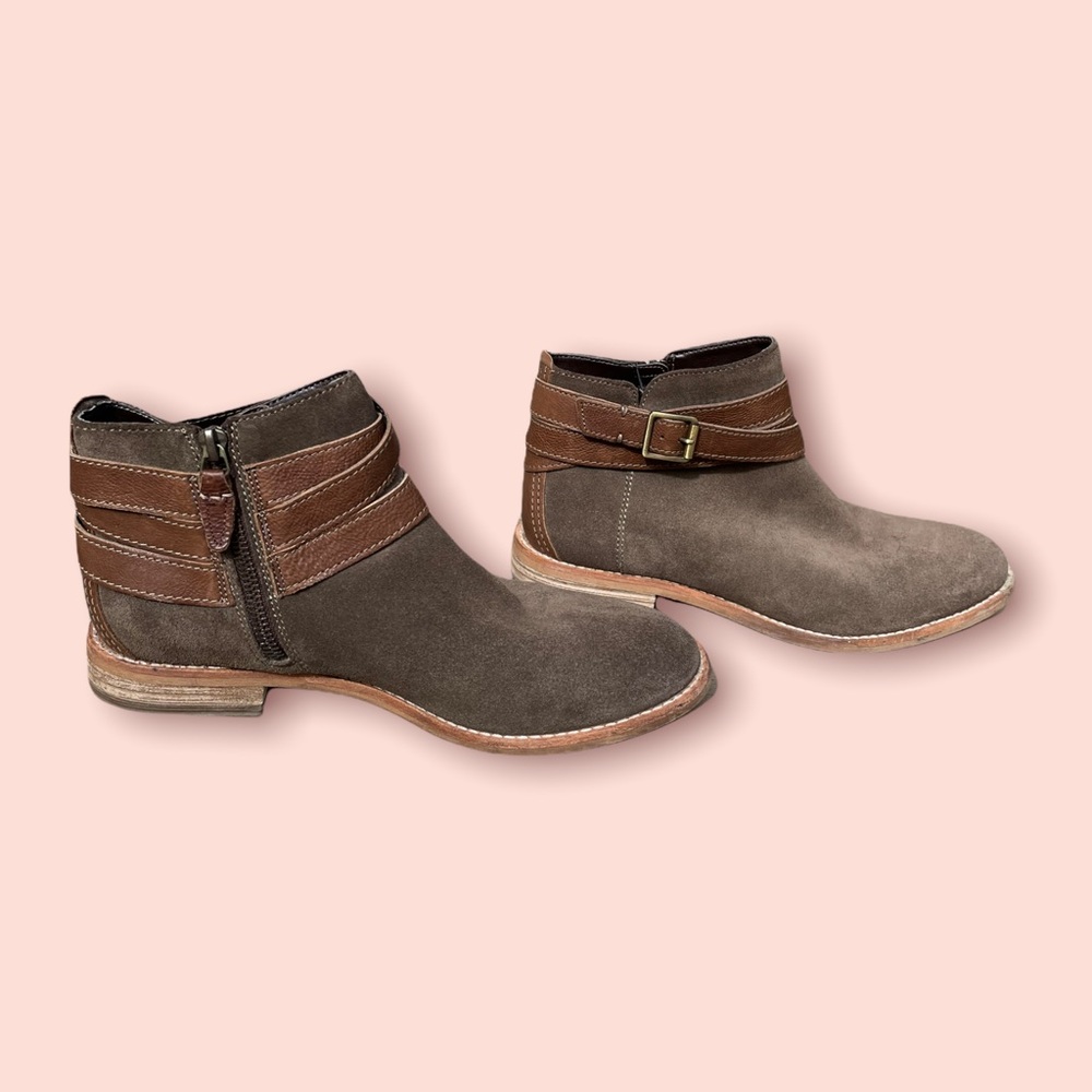 Clarks ankle booties size 8